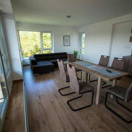 鲍洛通费尼韦什Zea Apartmanhaz公寓 外观 照片