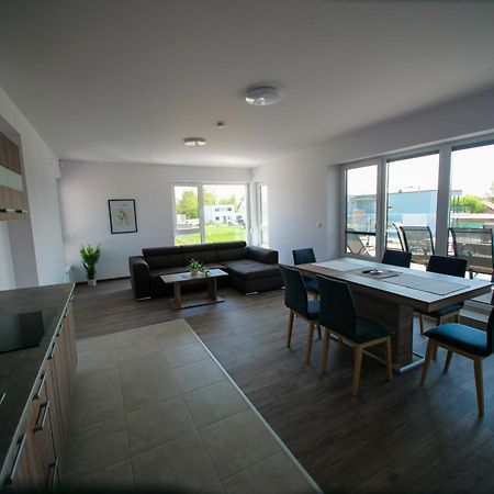 鲍洛通费尼韦什Zea Apartmanhaz公寓 外观 照片