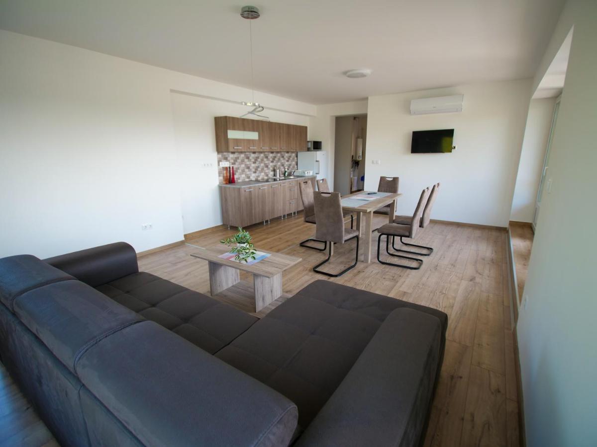 鲍洛通费尼韦什Zea Apartmanhaz公寓 外观 照片