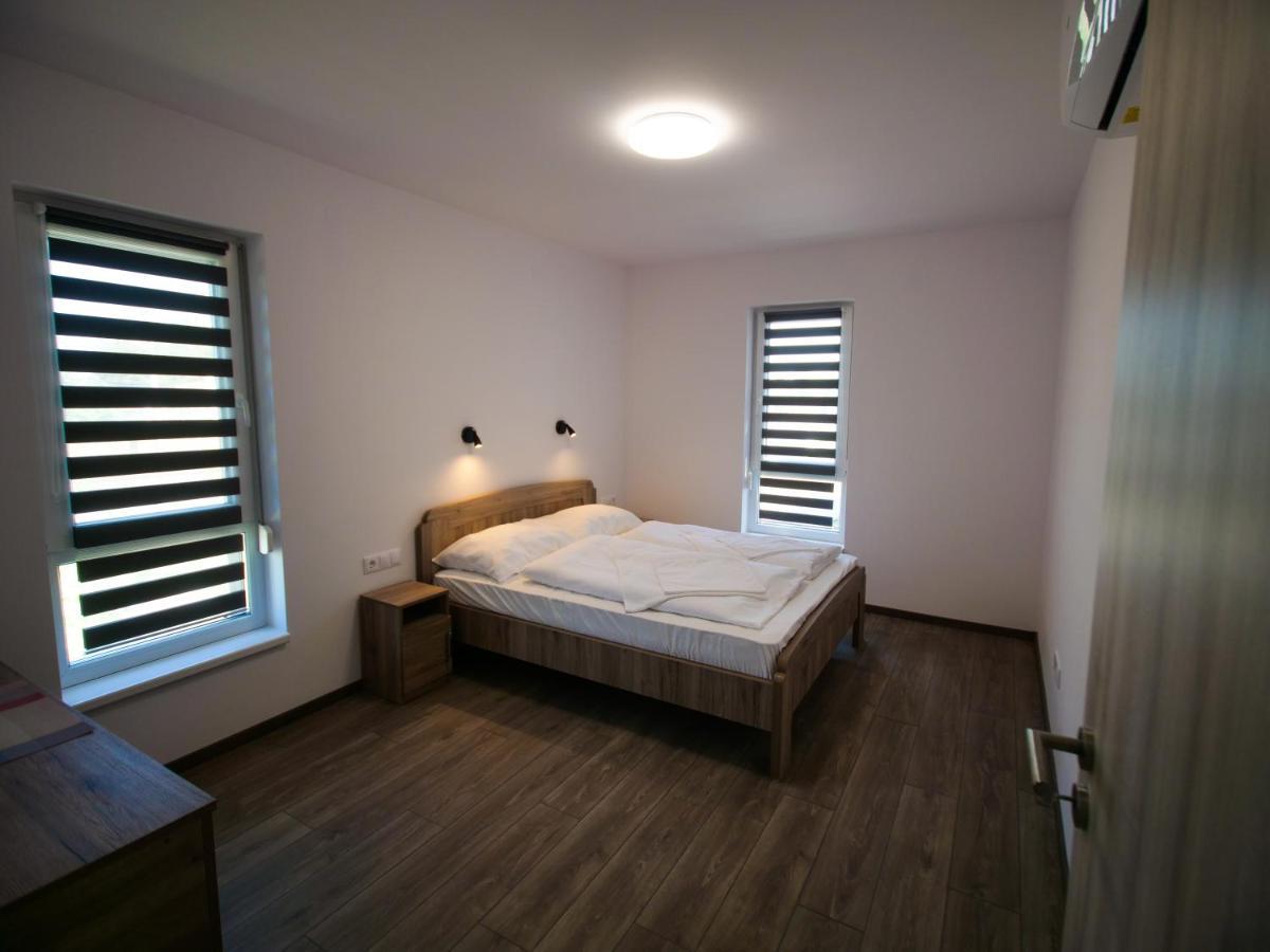 鲍洛通费尼韦什Zea Apartmanhaz公寓 外观 照片