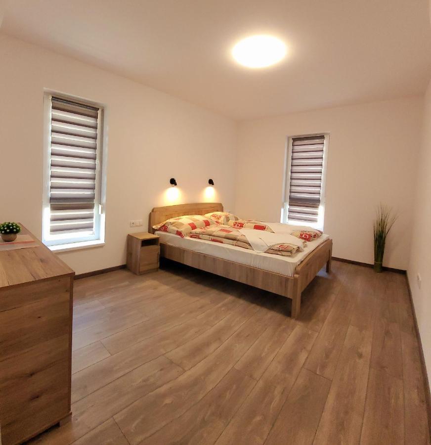 鲍洛通费尼韦什Zea Apartmanhaz公寓 外观 照片