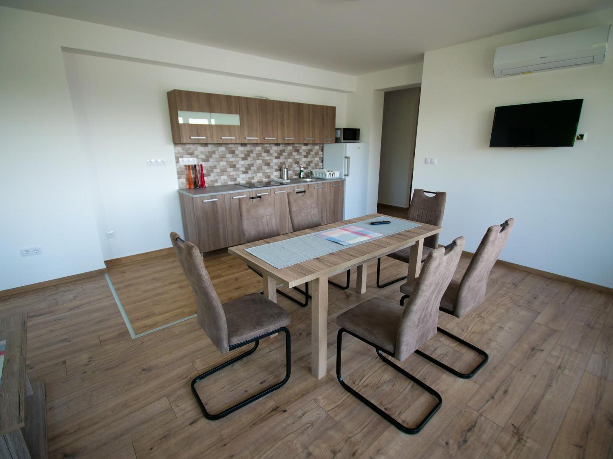 鲍洛通费尼韦什Zea Apartmanhaz公寓 外观 照片