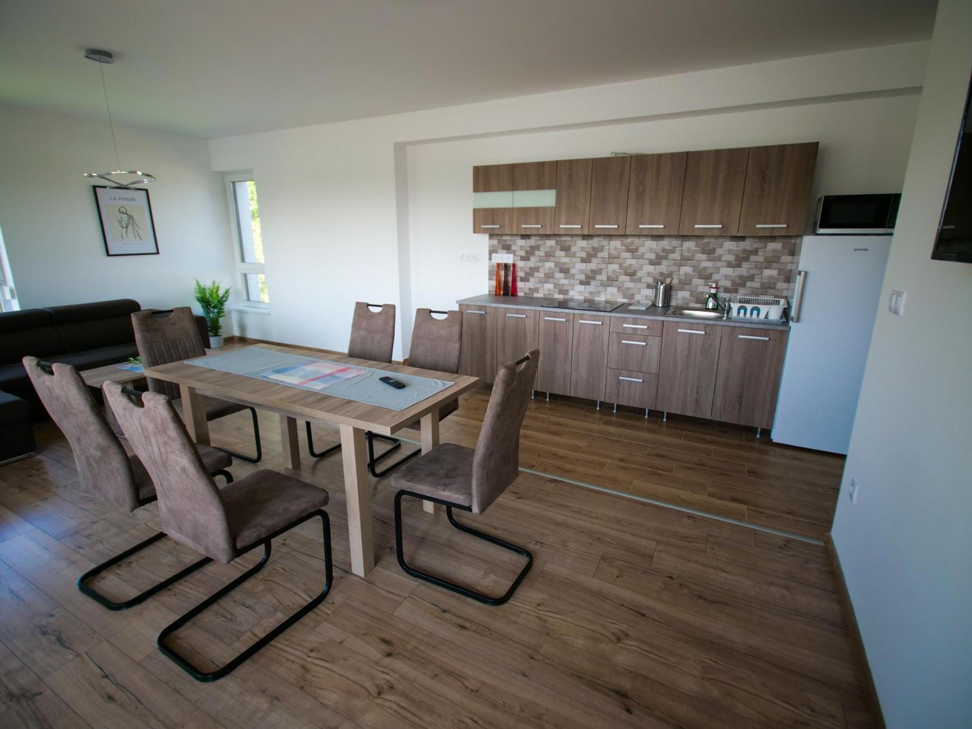 鲍洛通费尼韦什Zea Apartmanhaz公寓 外观 照片