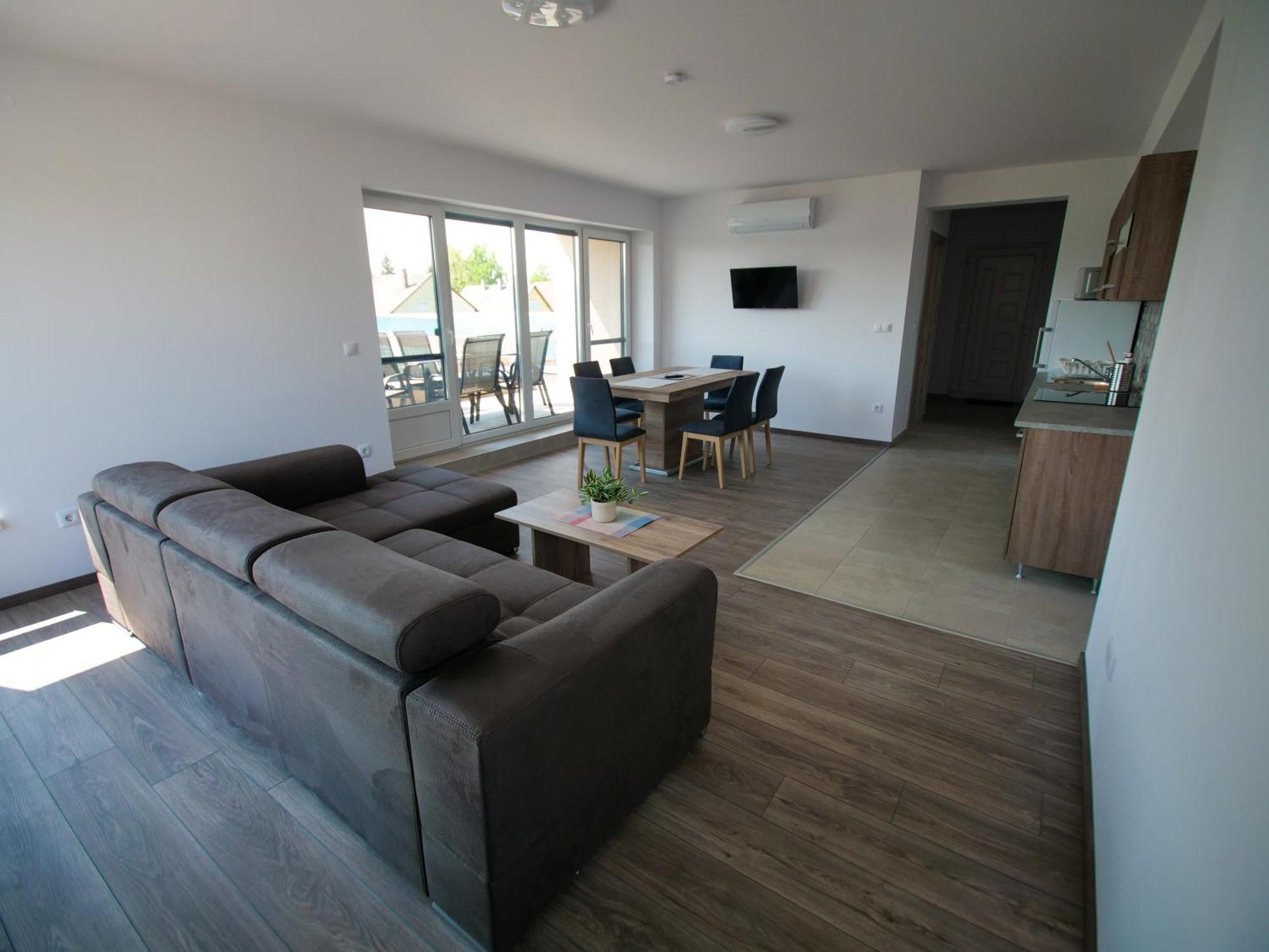 鲍洛通费尼韦什Zea Apartmanhaz公寓 外观 照片