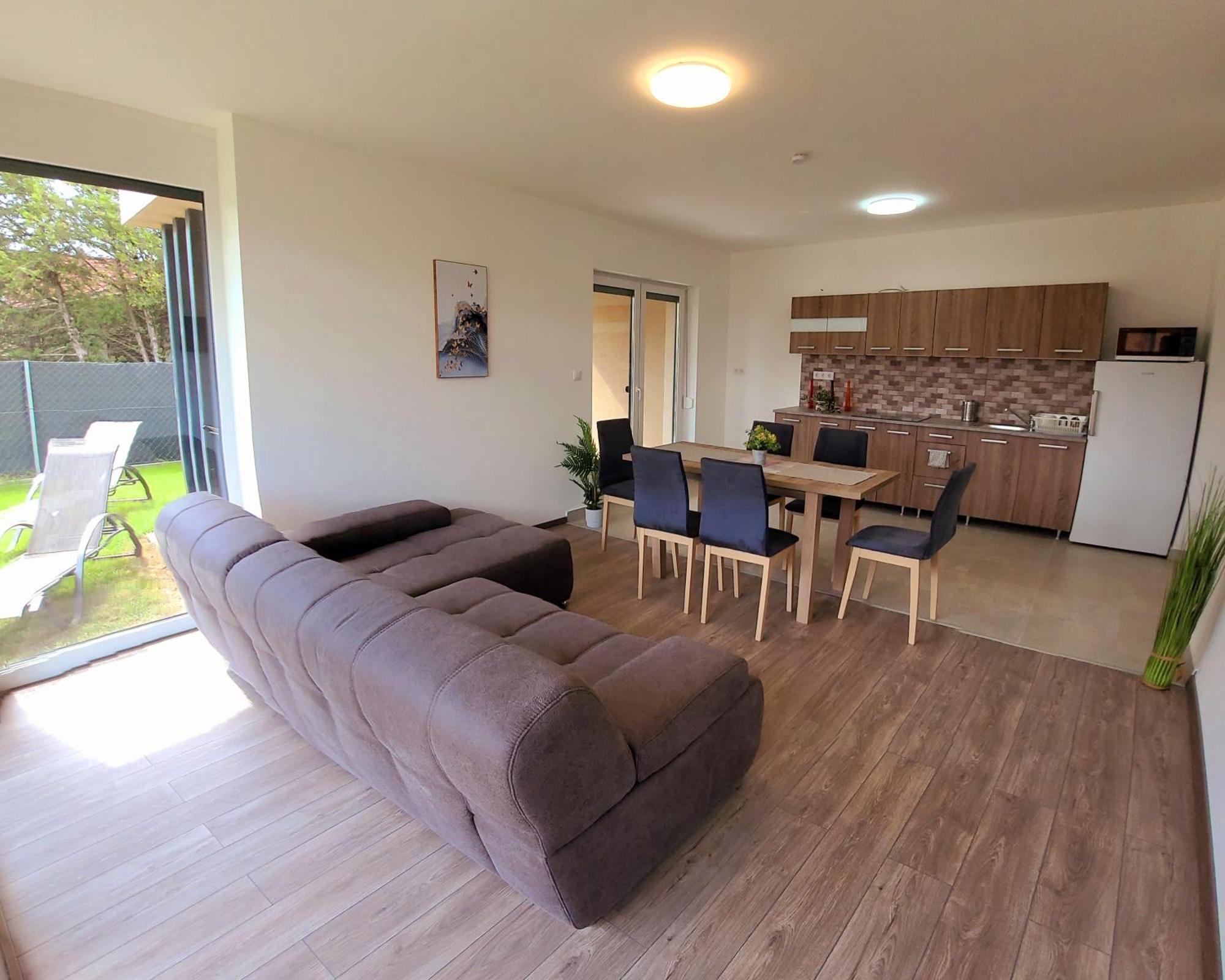 鲍洛通费尼韦什Zea Apartmanhaz公寓 外观 照片